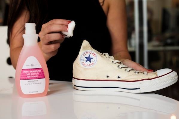 cistenie bielej tenisky